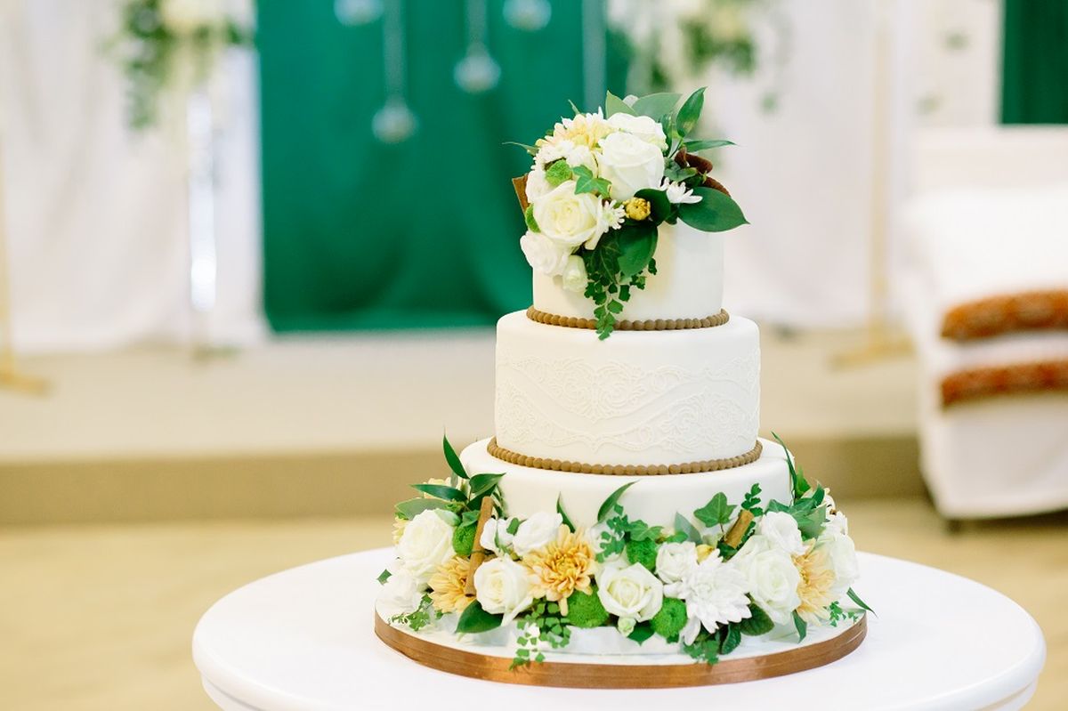 Jak udekorować tort weselny w wyjątkowy sposób Oto kilka pomysłów na zachwycenie gości